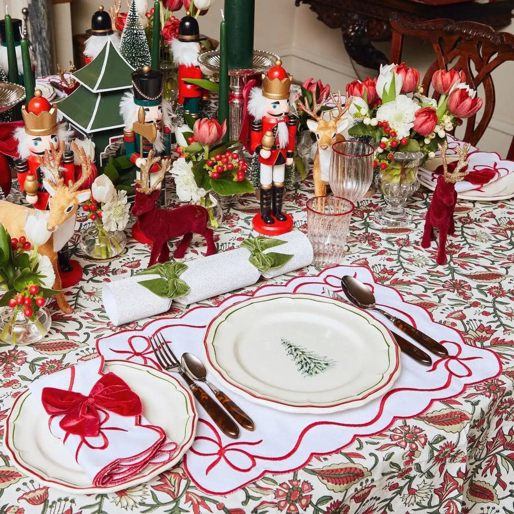 Elegant Emeral Green Embroidered Linen Placemats and Napkins Set - Image 6
