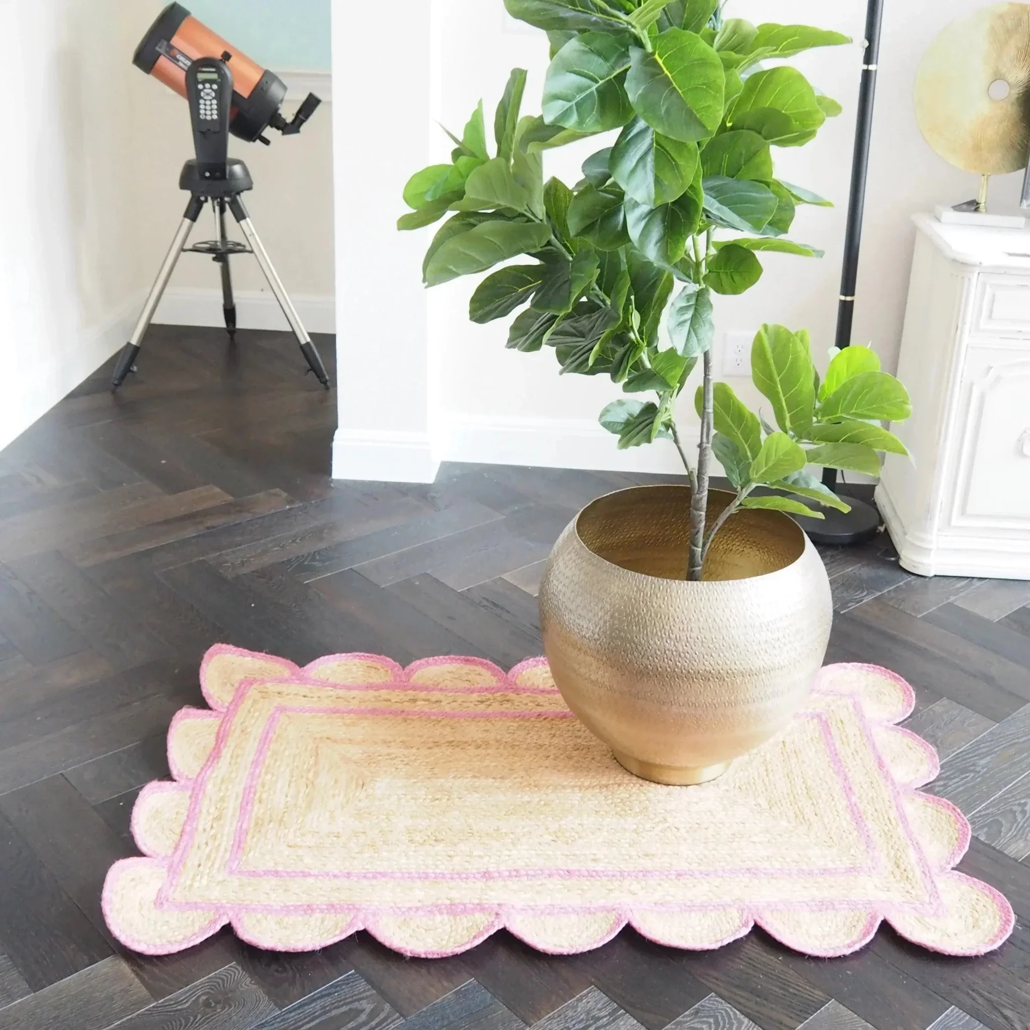 Handmade Pink Scalloped Jute Rug - Image 5